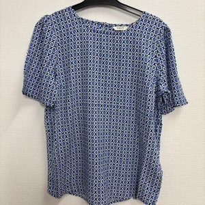 BYMMJOELLA – Blåmönstrad topp